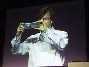 ケビン・リンチ氏が17日の講演で紹介した、Flashをユーザーインターフェースに搭載したコダックのデジタルカメラ『EasyShare-One』