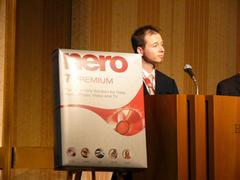 『Nero 7 Premium』について発表を行なう、ネロ 代表取締役のチャーリー・リポース氏