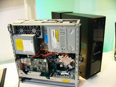 省スペースパソコンながら、水冷機構を備える『VALUESTAR G タイプC』の内部が公開。光学ドライブの裏に薄型のラジエーターが装備され、CPU上の薄いヒートシンク(右下)にチューブがつながっている