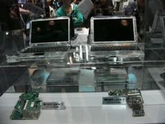 第4世代と第5世代のLOOX Tが搭載するマザーボードを大きさ比較