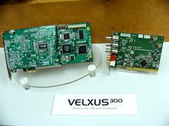 PCI Express x1に対応したHDV対応ノンリニアビデオ編集システム『VELXUS 300』のメインボード(左)と出力用エクスパンションボード
