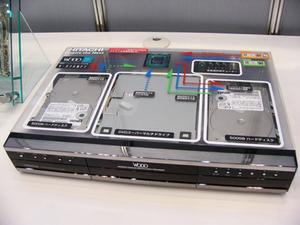 CEATEC会場で展示されていた、DV-DH1000Wの内部。光ドライブの両脇に500GB HDDを2台内蔵し、総容量1TBを実現した