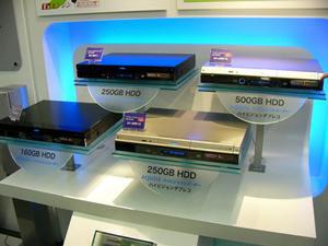 “AQUOS”のブランド名を関したデジタル放送レコーダー“AQUOSハイビジョンレコーダー”シリーズ。上位機種はデジタル2番組同時録画が可能だ