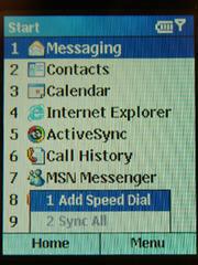 Windows Mobile for Smartphoneのスタートメニューを表示。MSN Messengerが搭載し、ActiveSyncでパソコンのOutlookと同期できるのは、マイクロソフト製ならでは