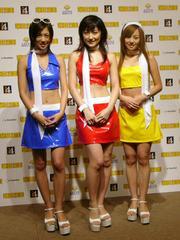 『筆王2006』のイメージキャラクターに決まった熊田曜子さん、安田美沙子さん、夏川 純さんの3人