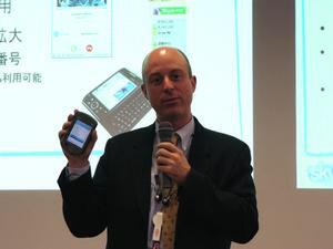 Skype対応のスマートフォンを手にしたスカイプ・テクノロジーズ 日本ビジネス開発部長のビンセント・ショーティノ氏