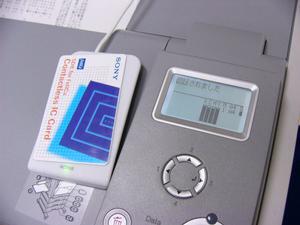 FeliCa対応ICカードを使った認証印刷のデモ。LP-S6500に接続されたカードリーダーにICカードを乗せると、ユーザー認証が自動で行なわれて、印刷待ちとなっていた印刷物が印刷される