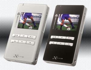 X-Nineシリーズの「XN009W-20GB」(左)と「XN009B-20GB」(右)。ダイレクト録画が可能な数少ないポータブルビデオプレーヤー