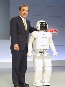 取締役社長の福井威夫氏と記念撮影に望む新型ASIMO