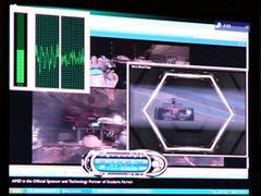 Yamatoのパフォーマンスデモの1つ。バックでWMV HDの映像を再生しつつ、手前でMPEG-2ビデオを再生している。左側のCPUメーターは、50％程度の負荷に止まっている