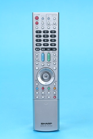 写真8　付属のリモコン。TV部もパソコン本体もここからコントロール可能だ。なお、中央にある円形のコントローラーはポインティングデバイスとしても使用できる。