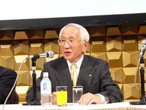 2005年の国内電子工業生産について総括する、JEITA会長の岡村正氏(東芝 取締役会長)