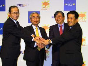 スカパー!、NTT東日本、オプティキャスト、オプティキャスト・マーケティングの4社の代表ががっちり握手