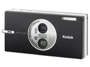 縦に並んだ2つのレンズが特徴の『Kodak EasyShare V570 デュアルレンズ デジタルカメラ』。黒と銀で彩られたスクウェアなフォルムは、高級感が漂う