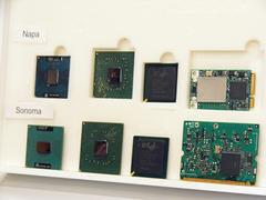 Napaプラットフォームの主要コンポーネント(写真上段)。左からCPUのIntel Core Duoプロセッサ、Intel 945GM/PM Expressチップセット、Intel PRO/Wireless 3945ABG無線LANモジュール