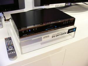 2005年の年末商戦には、家電メーカー各社からデジタル放送対応レコーダーが発売された。しかし現状のデジタル放送録画は厳しいコピー制御により、利便性には大きく劣っている(写真は日立製作所の『DV-DH1000W』)