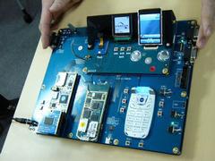 携帯電話機をベースにした、MirrorBit ORNANDフラッシュメモリーのデモ機。左下がフラッシュメモリー部