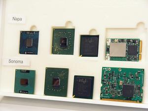 Intel Core Duoプロセッサーと、Centrinoを構成するチップセット郡(上側)。左端がCore Duoである