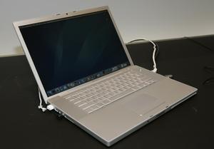 インテルCPUを搭載する初のMacOSノート「MacBook Pro」もCore Duoプロセッサー搭載。ただしWindowsパソコンではないので、Centrino Duo対応ではない