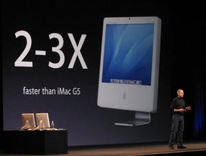 Core Duo搭載の新“iMac”。PowerPC G5と比べて2～3倍速いとしている。CPUは変わっても、デザインの秀逸さは変わらず継承されている