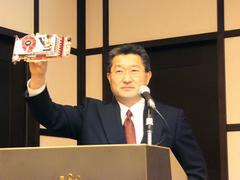 Radeon X1900のボードを掲げる、ATIテクノロジーズジャパン代表取締役社長の森下正敏氏