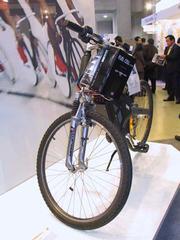 ジャパンゴアテックスが展示したMTB仕様の燃料電池駆動二輪車“Aprilla”