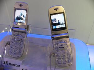 韓国SKテレコム社のショールームで見つけたテレビ電話サービス対応の携帯電話機。同社は2003年よりcdma2000 1x EV-DO網によるテレビ電話サービスを提供している