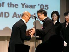 ガンダムシリーズで日本のコンテンツ業界に多大な影響を残した富野由悠季氏は(左)、功労賞を受賞