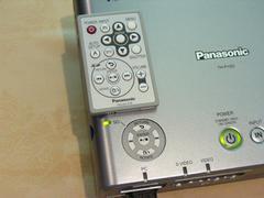 TH-P1SDの付属リモコンと操作パネル。緑色に点灯している“SD”と書かれたLEDの横には、SDメモリーカードスロットがある