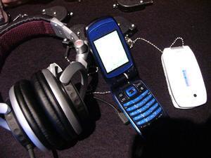 ソニー・エリクソン・モバイルコミュニケーションズによるau向け携帯電話機『W41S』