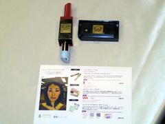 メイクアップシミュレータで印刷したアドバイスカードと、ICタグを取り付けた化粧品の例
