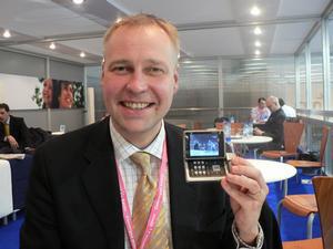 ノキアのユハ・ロンカイネン氏。手に持っているのは、DVB-H対応の『Nokia N92』