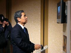 報道陣の前で実際に『起業道』をプレイする、コクヨ 代表取締役社長の黒田章裕氏