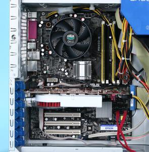 CPUソケットから拡張スロット周辺の写真。評価機はATIの最上位GPUである“Radeon X1800XT”を搭載したグラフィックスカードを搭載する。冷却システムで2スロットぶんのスペースを占有するが、ファンの動作音は非常に静かだ。
