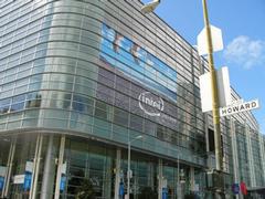 会場となったサンフランシスコ市内にあるMoscone Convention Center West。一新された“Intel, Leap ahead”のロゴが目を引く