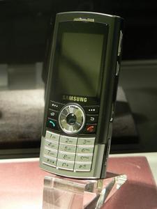 SGH-i310は、8GBのHDDを搭載したスマートフォン