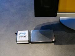WiMAXカードの試作品。はみ出すアンテナ部が大きいのは試作品ゆえか。2.3～2.5GHz帯を使うノートパソコン向けのWiMAX通信カードは、2006年後半にも提供が開始されるという