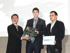Quad SLI構成の“GeForce 7900”搭載システムを披露する米エヌビディア 日本・韓国マーケティングディレクターの飯田慶太氏(左)と、同社デスクトップGPU部門SLI製品担当マネージャのクリス・ダニエル氏(中央)