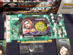 『GeForce 7900 GT』は、ややクロックを落としてGPUを動作させるため、発熱量が抑えられてカードの厚さを1スロット分にできる。日本では人気を呼びそうだ。写真は日本ギガバイトの『GV-NX79T256DB-RH』