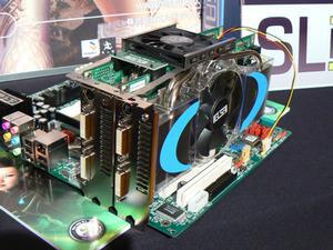 エルザジャパンのGeForce 7900 GTX搭載カード『ELSA GLADIAC 979 GTX Silent 512MB』を2枚使ったSLI構成の見本。NVIDIAのダニエル氏はSLIはもはや「エンスージアストPCには必須」と豪語する