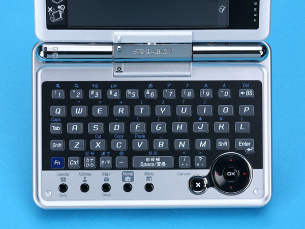 写真2　SL-C3000で採用された、携帯電話と同じような円形スクロールキー、Ctrlキーもそのままだ。
