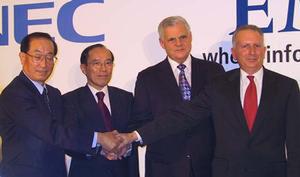 NECの代表取締役執行役員社長の矢野 薫氏と、EMCの会長兼社長兼CEOのジョー・トゥッチ氏ら