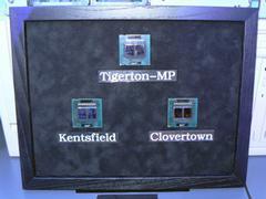 チャンドラシーカ氏が手にしていた3種類のクアッドコアCPU。TigertonとClovertownはサーバー向け、Kentsfieldはデスクトップ向けCPUとされている