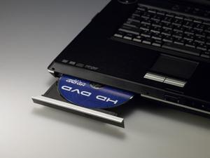 G30/697HSが搭載するHD DVD-ROMドライブ。ほかのQosmio G30シリーズはスロットイン方式のドライブを内蔵しているが、本機のドライブは一般的なトレイ式
