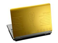 トロフィーをイメージしたゴールド塗装が華やかな『dynabook TX/870LSFIFA』。背面には凸加工でトロフィーや優勝国名が刻印