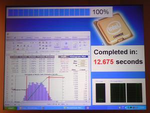 vProプラットフォームデモ機上で、Excel 2007を使ったモンテカルロ法による演算処理とウイルススキャンを同時に実行した様子。デモ機は約12.7秒で処理を終えたが、同じ処理を行なった600番台のHT対応Pentium 4搭載パソコンでは40秒以上の時間を要した