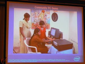 インドの家庭をイメージした“Community PC Demo”の写真。手前側にある大きな箱が、インドの実情にあったパソコンで、防塵対策と電源の不安定さをカバーする技術が取り込まれている