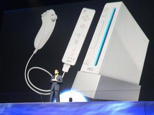 10～12月発売と発表された任天堂の次世代ゲーム機『Wii』。テレビリモコンのようなデザインのワイヤレスコントローラーを備え、コントローラーの上部には“ダイレクトポインティングデバイス”を内蔵。コントローラーがどこを向いているのかといった情報を本体に送信する。拡張コネクタを利用してポインティングデバイスをつなぐと、ヌンチャクのようになる