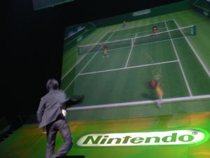 Wiiと同時発売予定のゲーム『Wii Sports』に収録されているテニスゲームをプレー中の、任天堂代表取締役専務の宮本茂氏。コントローラーをラケットのように振って操作している。Wii Sportsはテニスのほかに、野球とゴルフも収録の予定