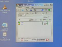 デモで使用していたアプリケーションの画面。IMソフトの風にユーザーの名前と状態、利用可能な通信手段(中央右側のアイコン)が並んでいる